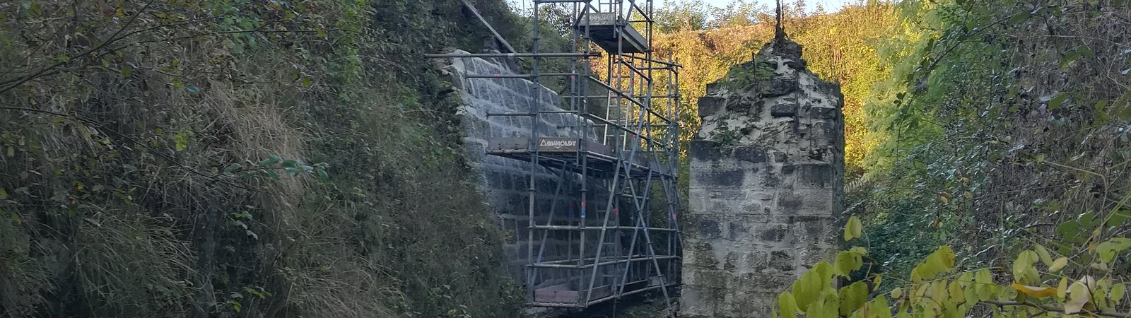 Illustration principale la pile du pont-levis et le mur d'escarpe du château. 